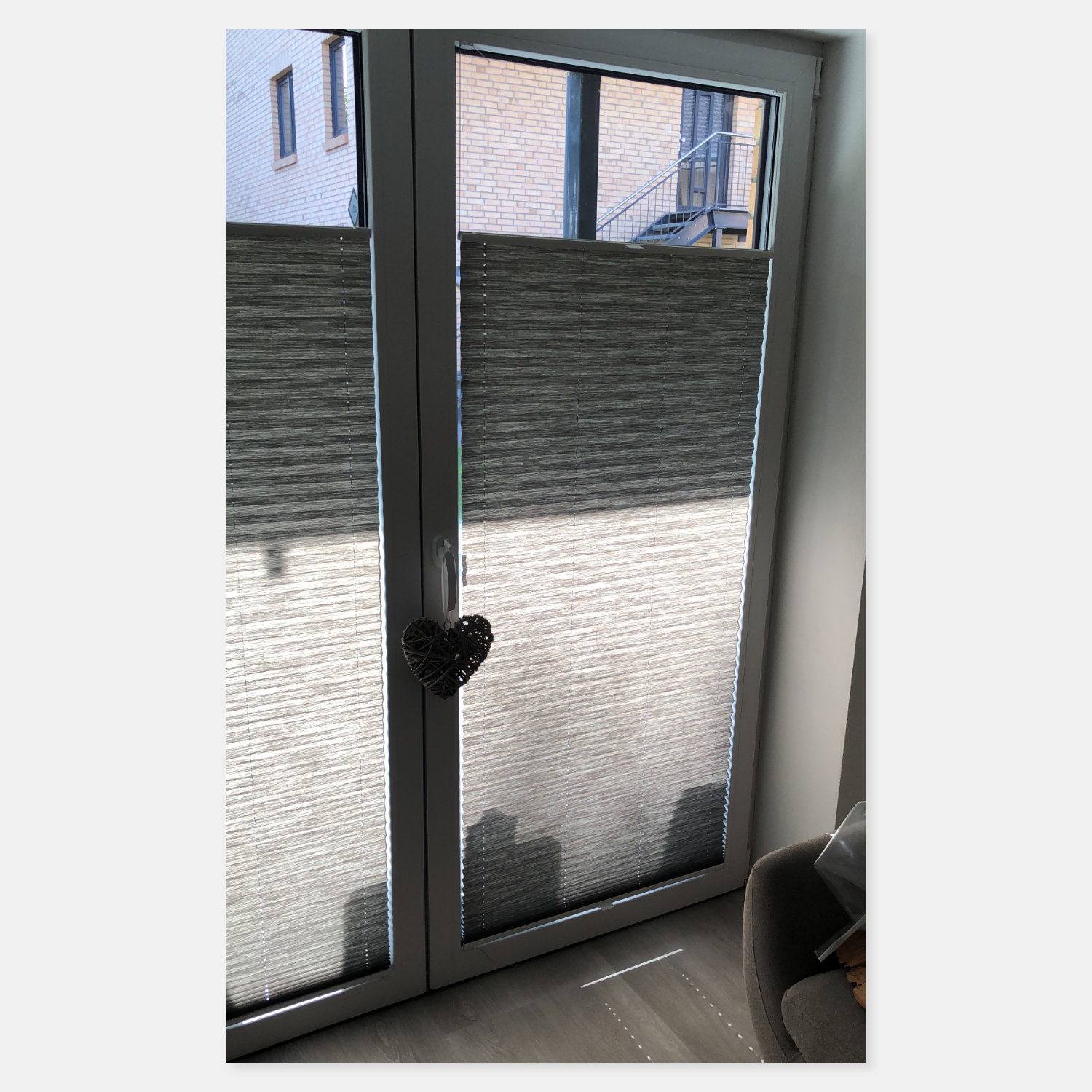Ein graues Plissee in einer Terassentür. Verbaut von der mebatec GmbH